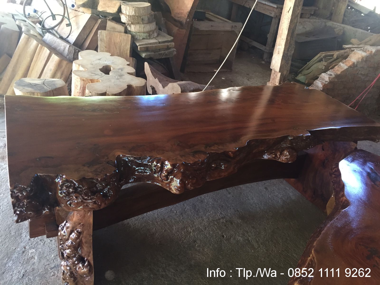 Meja kayu solid pohon besar